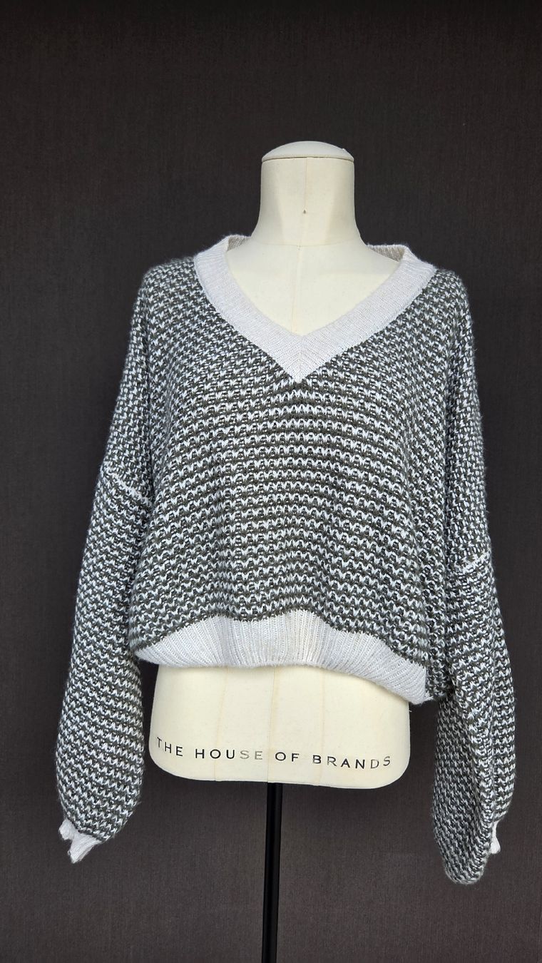 Pullover & Sweatshirts: Luftiger Pullover mit V-Ausschnitt aus Barcelona in S – Neu (gemäss Beschreibung) aus Kreuzlingen von MeinKleinesAtelier