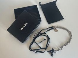 Lange Prada Kette mit separatem "A" Anhänger, Schwarz/Silber