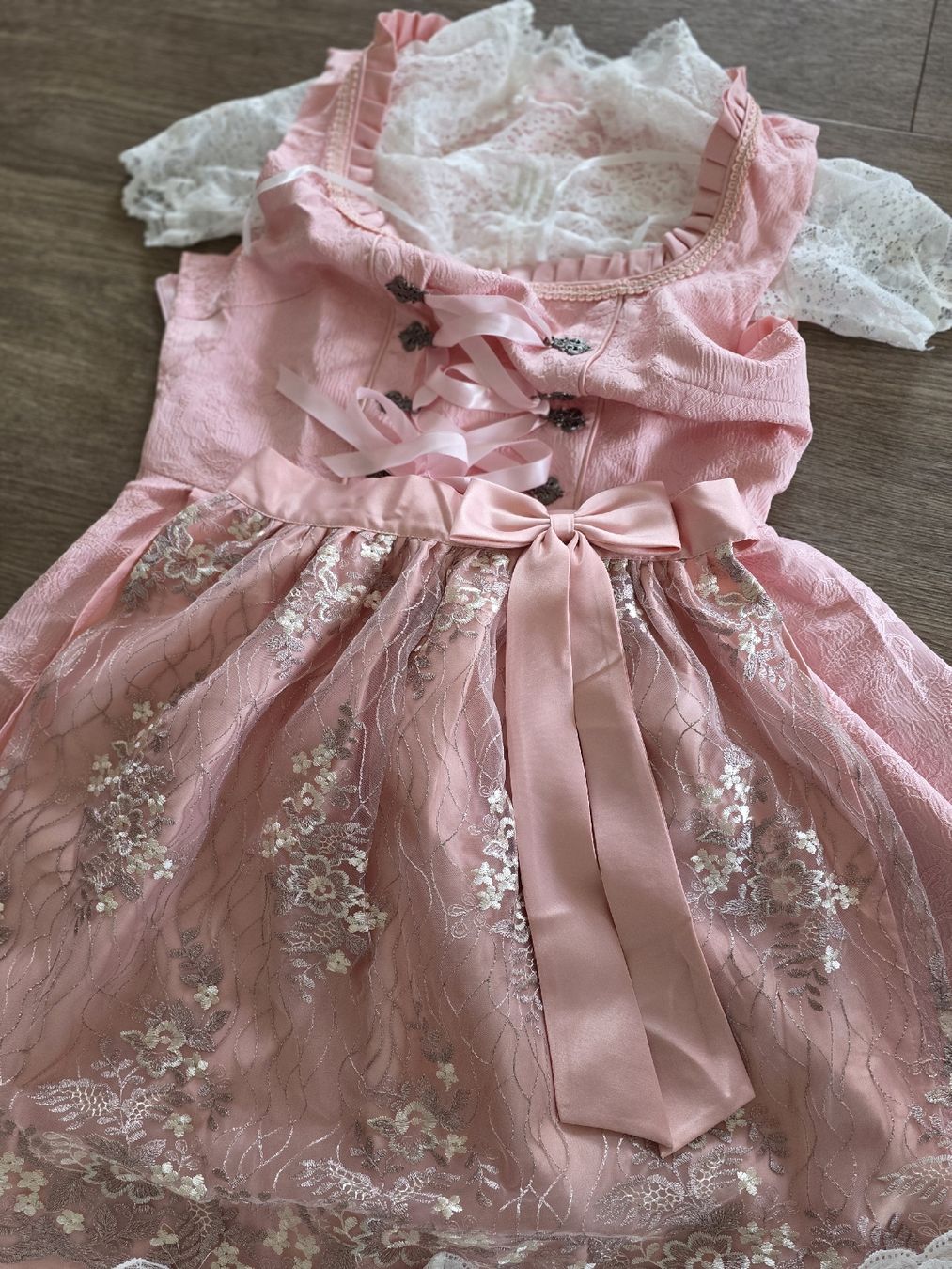 Kostüme: Süsses Dirndl-Set, Grösse M, Rosa inkl. Schuhe, Socken – Neu (gemäss Beschreibung) aus Düdingen von Girl 1