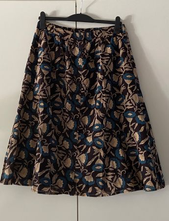 MAISON 123 Jupe noire fleurs bleues boutonnée 42 portée 1x