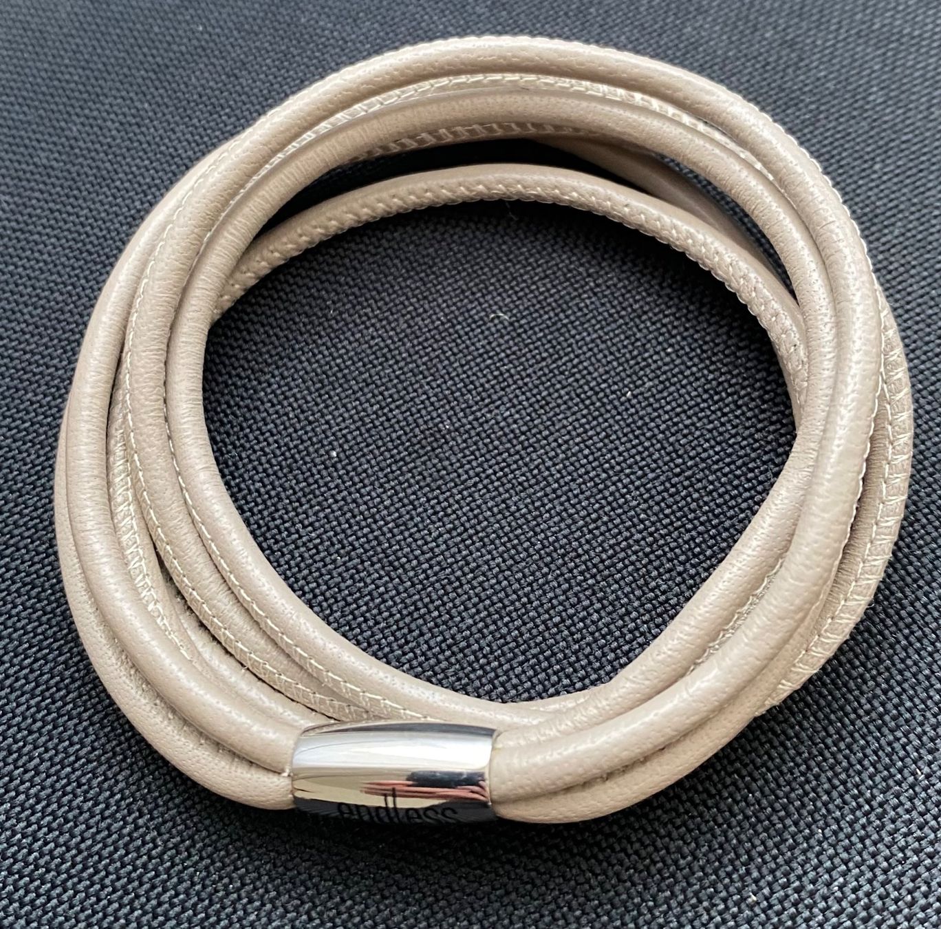 Bracciali & Braccialetti: Lederarmband 40cm, Verschluss magnetisch, schlammfarben – Usato da Reichenburg venduto da Noxima 2