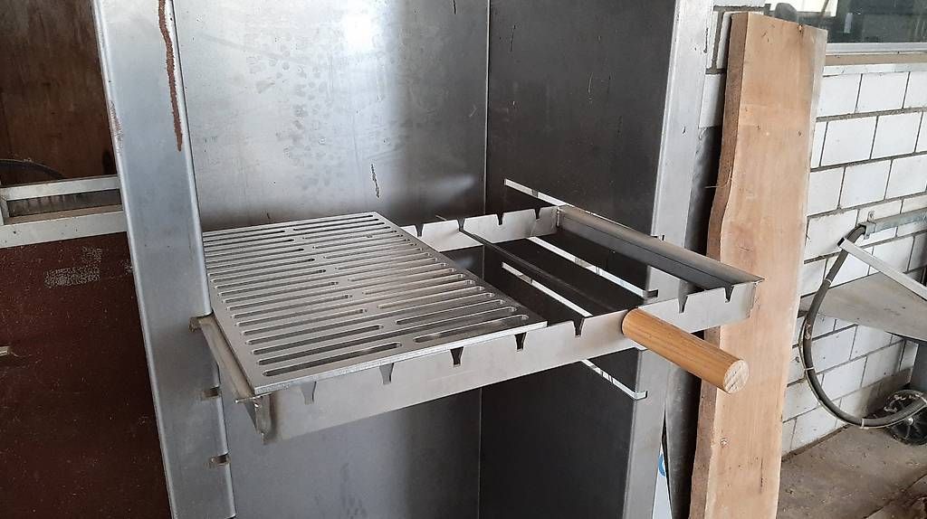 Griglie: Grill mit Spiessli und Pizzaofen CNS – Nuovo (secondo la descrizione) da Menzberg venduto da Tschippi 2