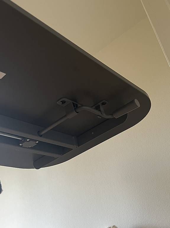 Ikea Schreibtische: Höhenverstellbarer Arbeitstisch – Gebraucht aus Zürich von fic_2yrr 1