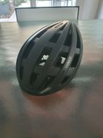 Casque Lumos noir avec feux LED et accessoires inclus.