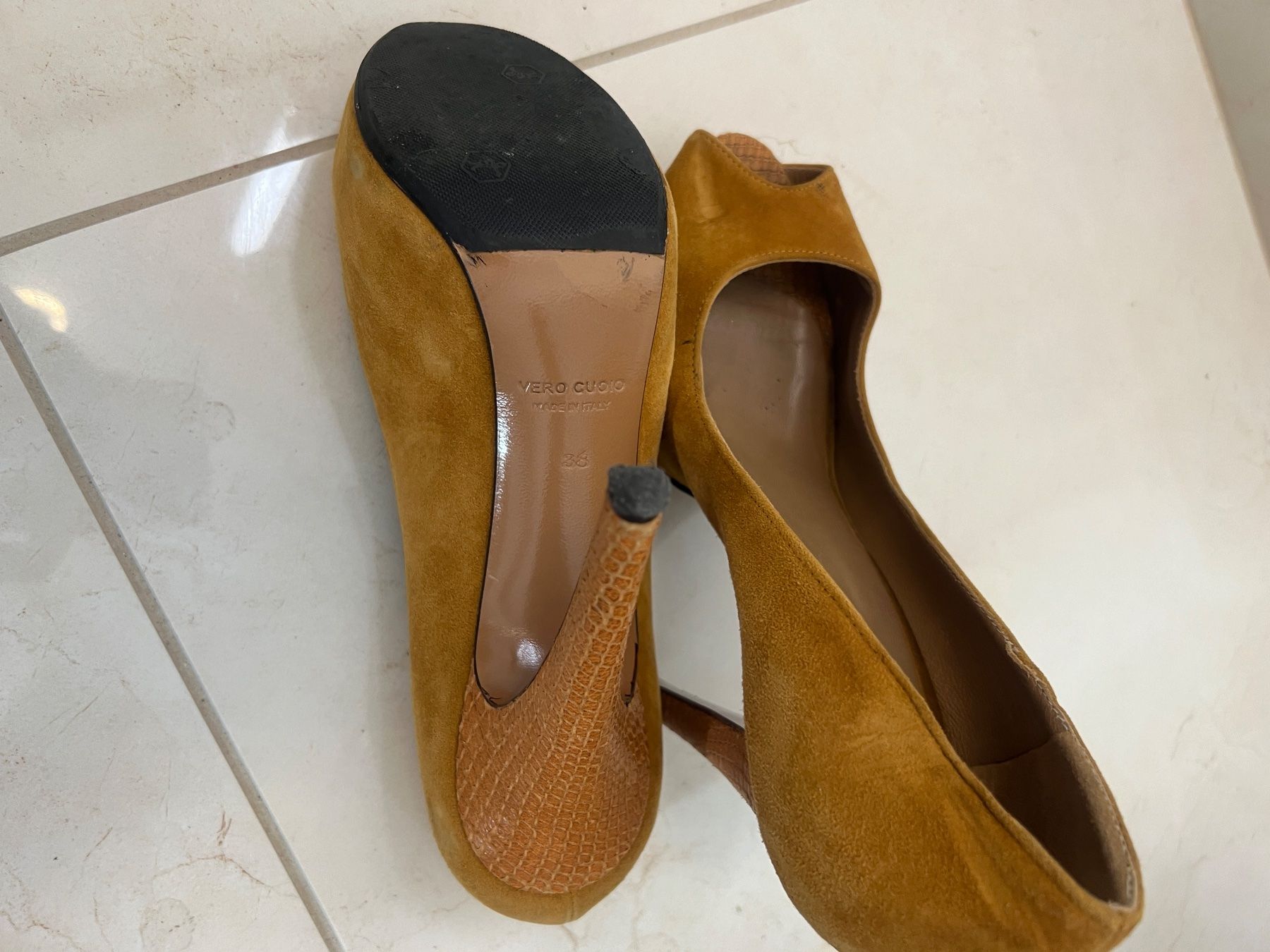 Scarpe da donna: Escarpins compensés Vero Cuoio T38 daim – Usato da Villars-Tiercelin venduto da OliBanu 2