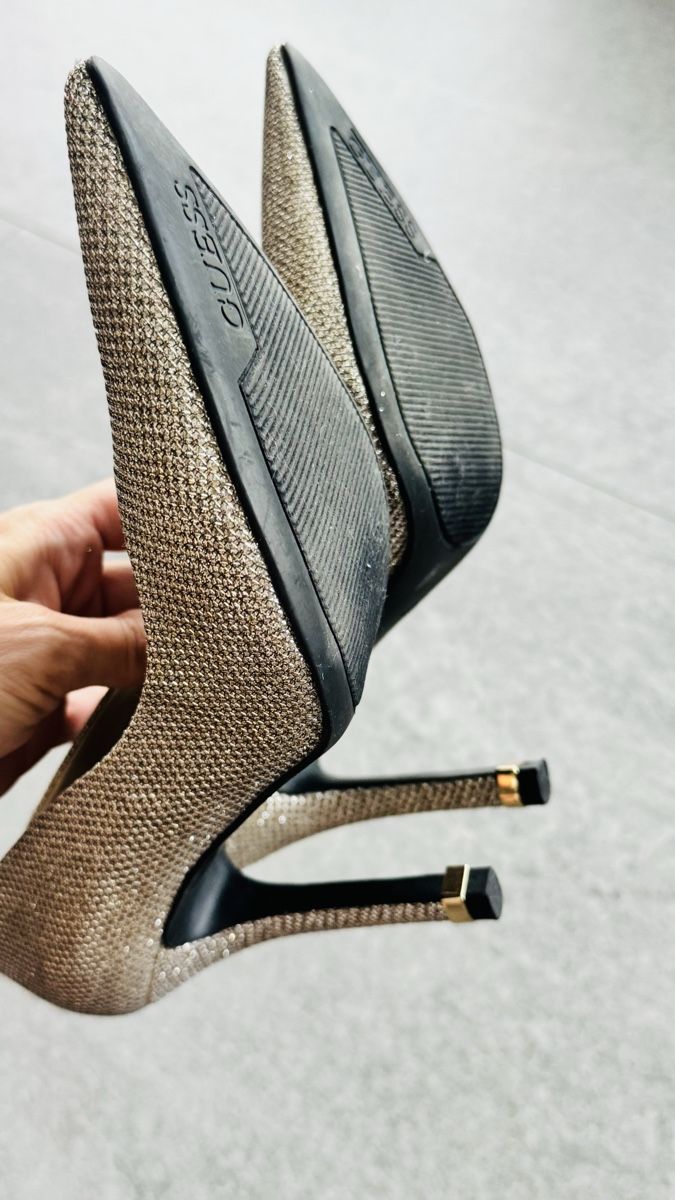 Guess Damenschuhe: Guess Pumps  – Gebraucht aus Mörigen von TimelessFinds 3