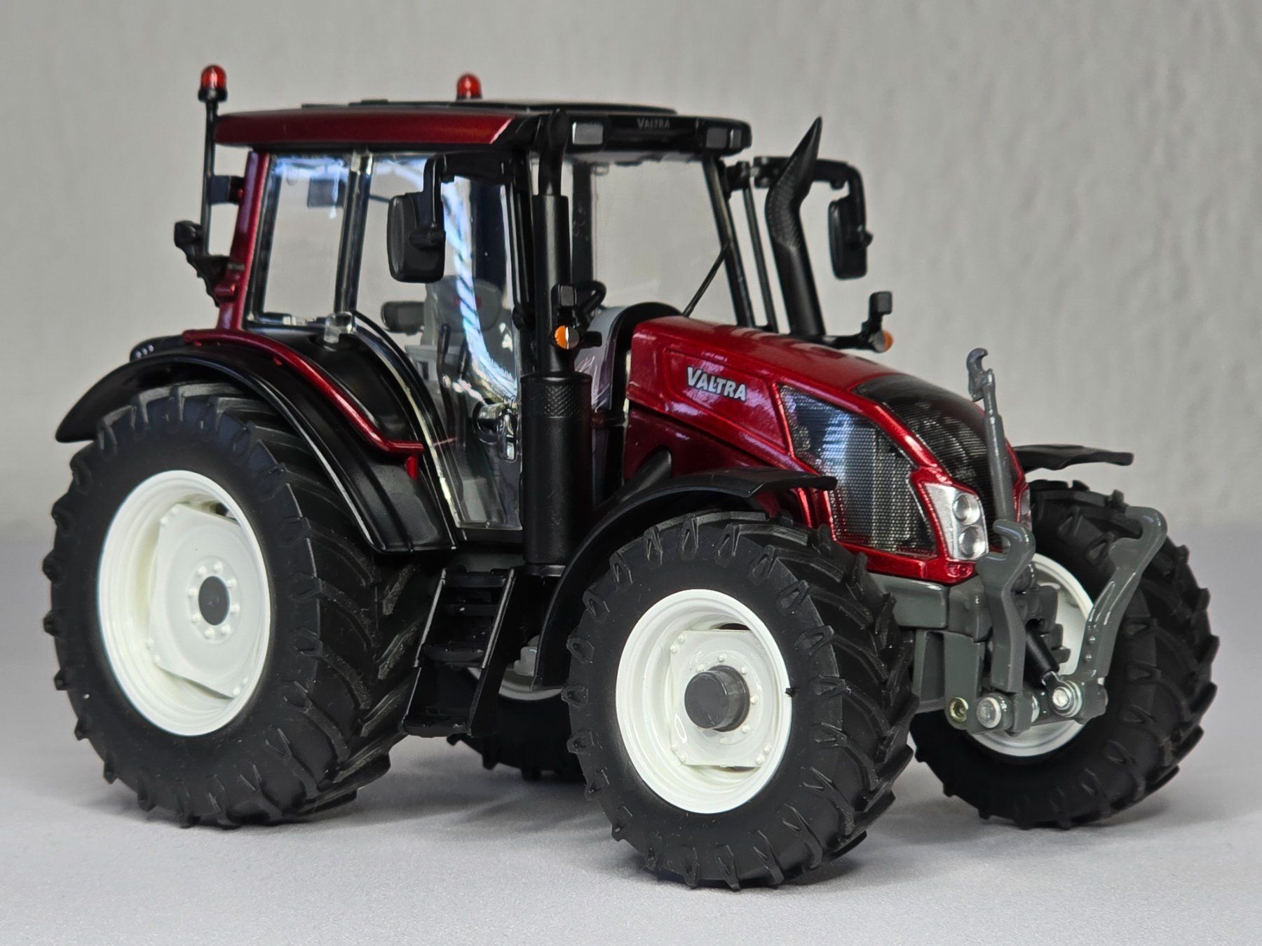 Wiking Kit di modellismo & Modellini statici: Wiking 077326, Valtra N 143 HT3, Vitrine – Nuovo (secondo la descrizione) da Kloten venduto da Nicola2 3