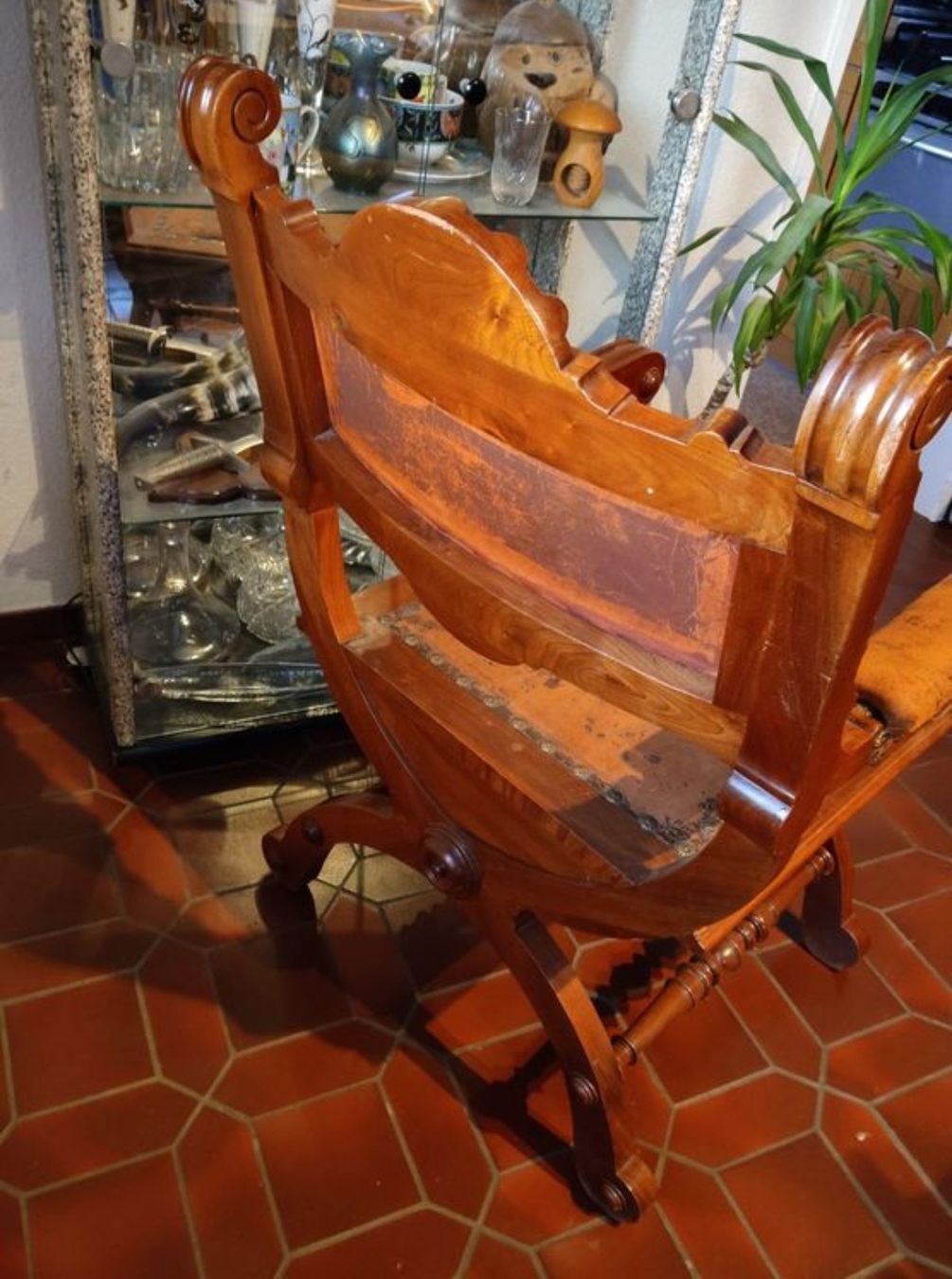 Poltrone: Antiker Holzstuhl mit Drachenmotiv – Usato da Gebertingen venduto da Leshek 8