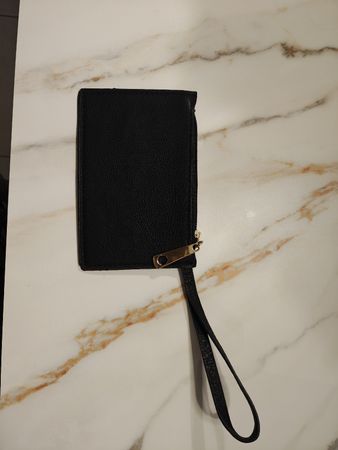 Schlanke, schwarze Etui mit Reissverschluss