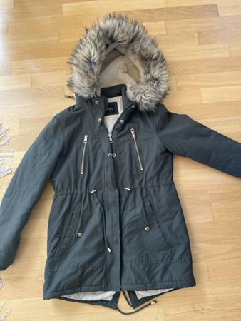 Winterjacke mit Kapuze, Khaki, Grösse 38. Sehr guter Zustand