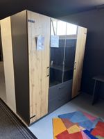 Drehtürenschrank mit Holzmuster und Anthrazit