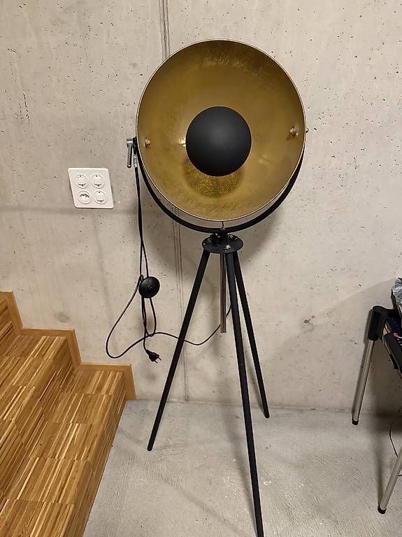 Lampade: Stehlampe Gold Schwarz – Usato da Birsfelden venduto da Tatku