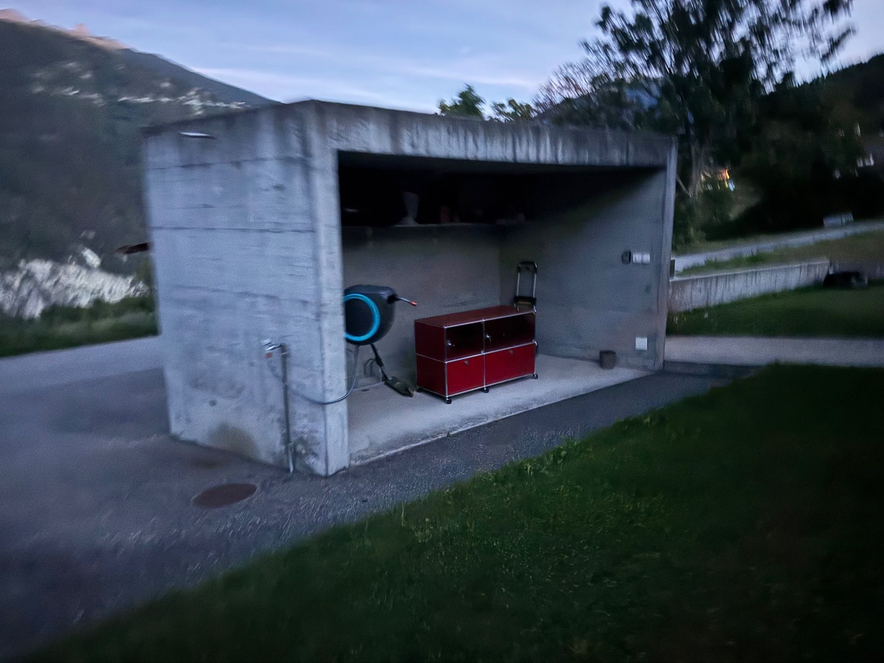 USM Cassettiere: Usm Vitrine /Sideboard Rot Lieferung gratis – Usato da Thun venduto da altstadt-thun