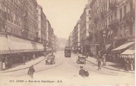 Lyon mit Oldtimer und Tram
