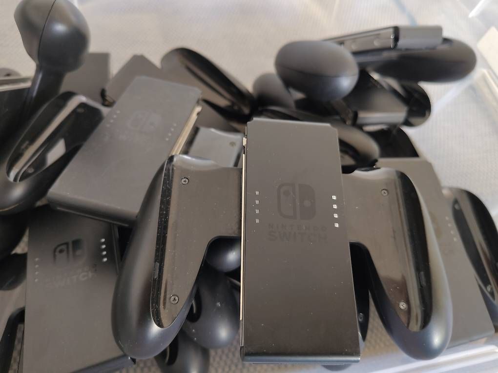 Controller: Nintendo Switch Joy Con Grips – Usato da Wohlen AG venduto da gnabbr