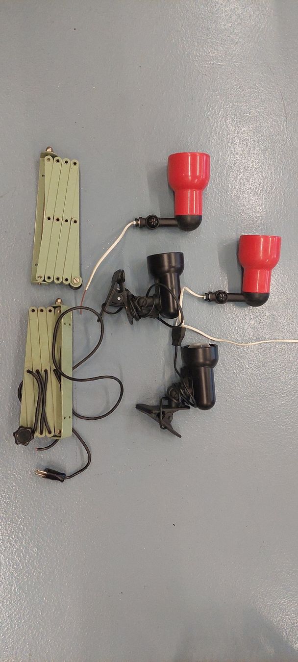 Lampade: Lot de lampes et support – Usato da Ste-Croix venduto da CAP14_SARL