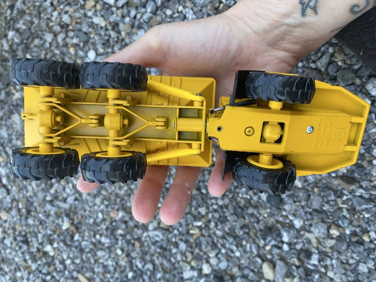 Caterpillar Kit di modellismo & Modellini statici: Modell Caterpillar D400, Masstab 1:50 – Usato da Arch venduto da UrsusC46 3