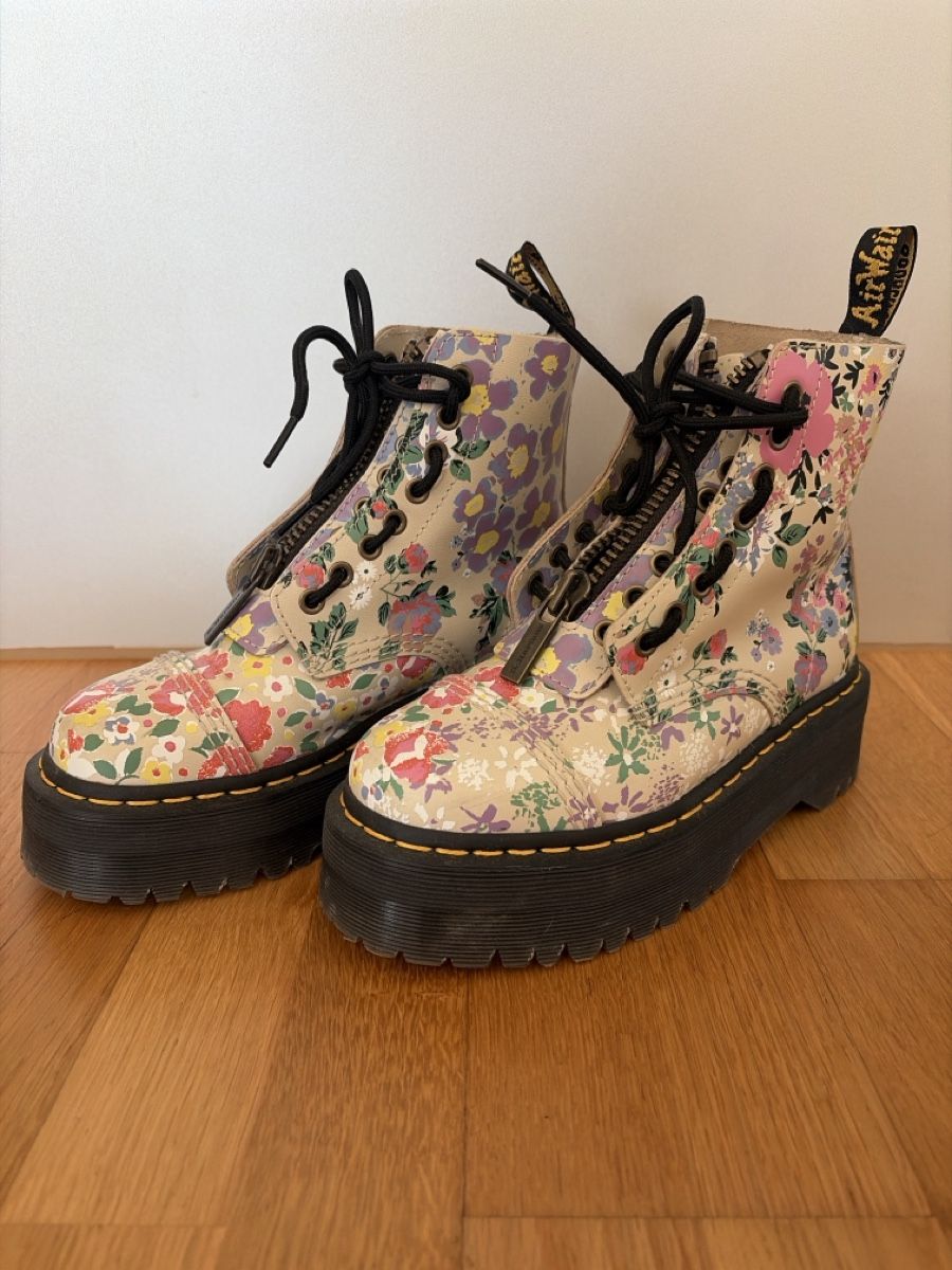 Dr. Martens Chaussures femmes: Dr. Martens SINCLAIR FLORAL MASH UP LEATHER PLATFORM BOOTS – D'occasion à Ittigen par fevo 1