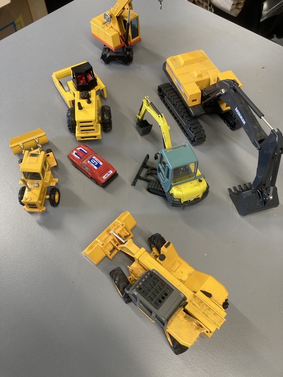 Spielzeuge: Baumaschinen modelle – Gebraucht aus Niederuzwil von Miami1999