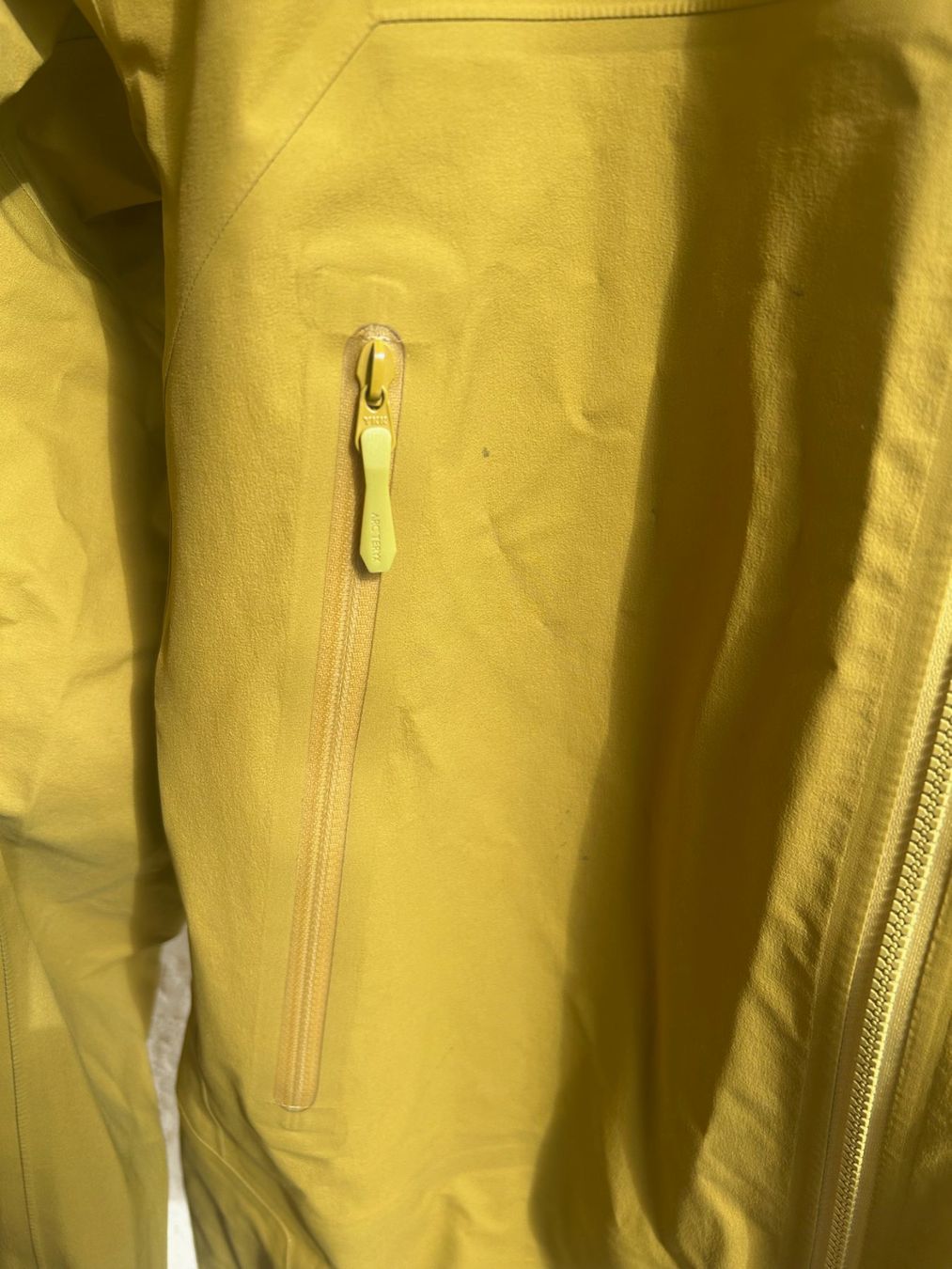Arcteryx Giacche: Arc'teryx Beta Jacket Men's, Senfgelbe Farbe – Usato da Luzern venduto da rdu_5mbg 2