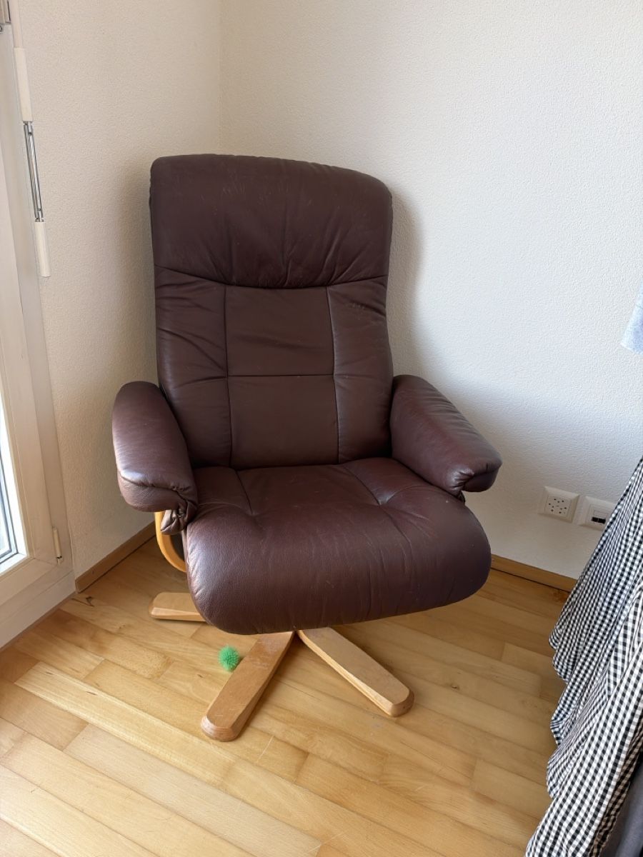 Sessel: Sessel braun Leder mit Holzfuss  – Gebraucht aus Wetzikon ZH von philippe_22