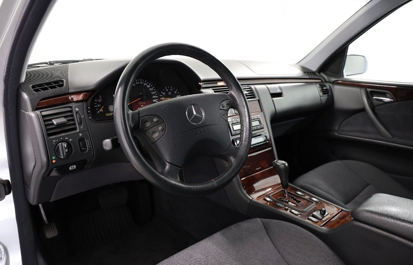 Mercedes-Benz Automobili: Mercedes E280 4-Matic AUTOMAT – Usato da Rümlang venduto da AlbiniAutoGmbH 3