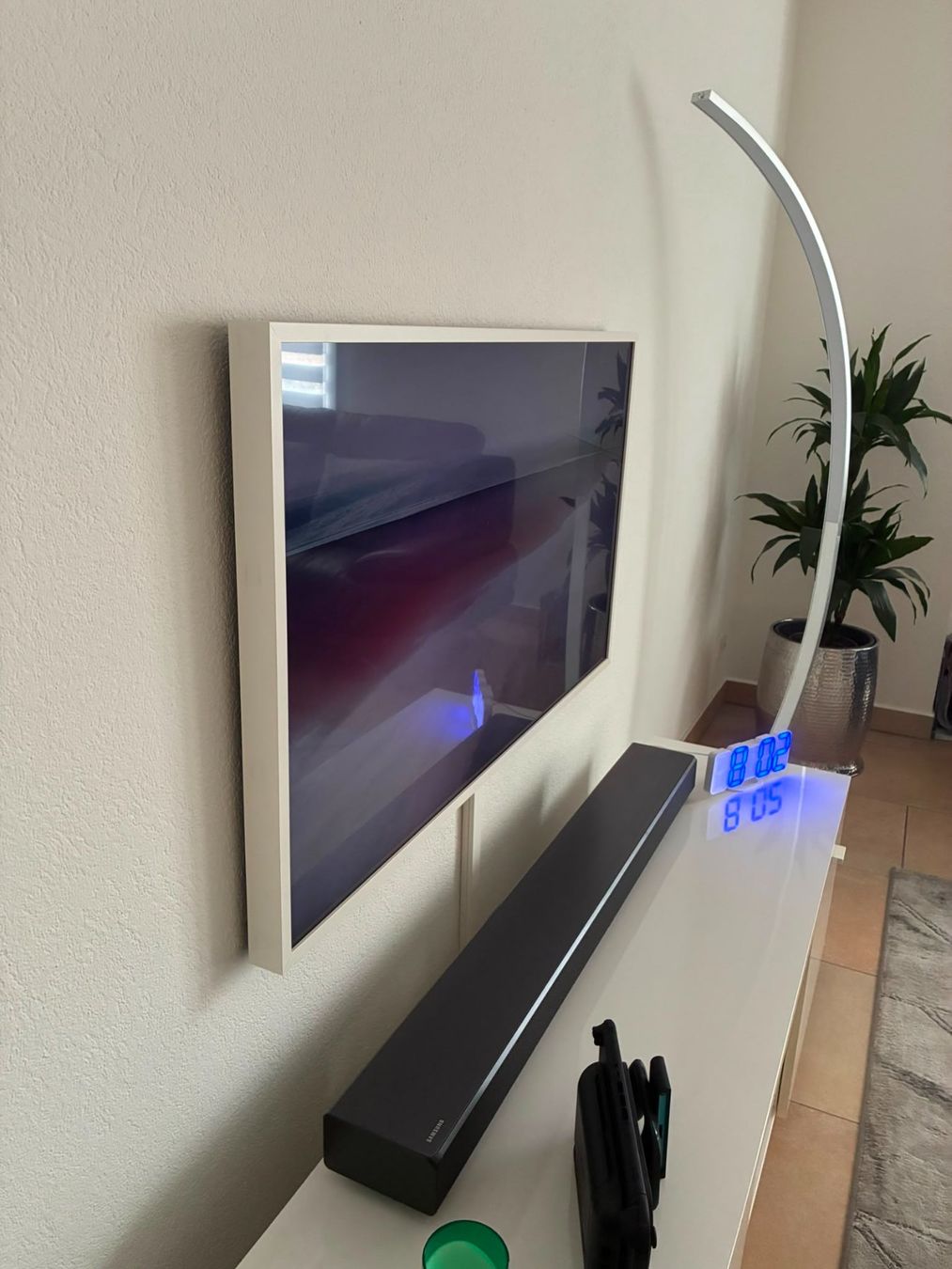 Samsung Televisori: TV et barre de son Samsung + support mural – Usato da Lavigny venduto da SamboTon 1