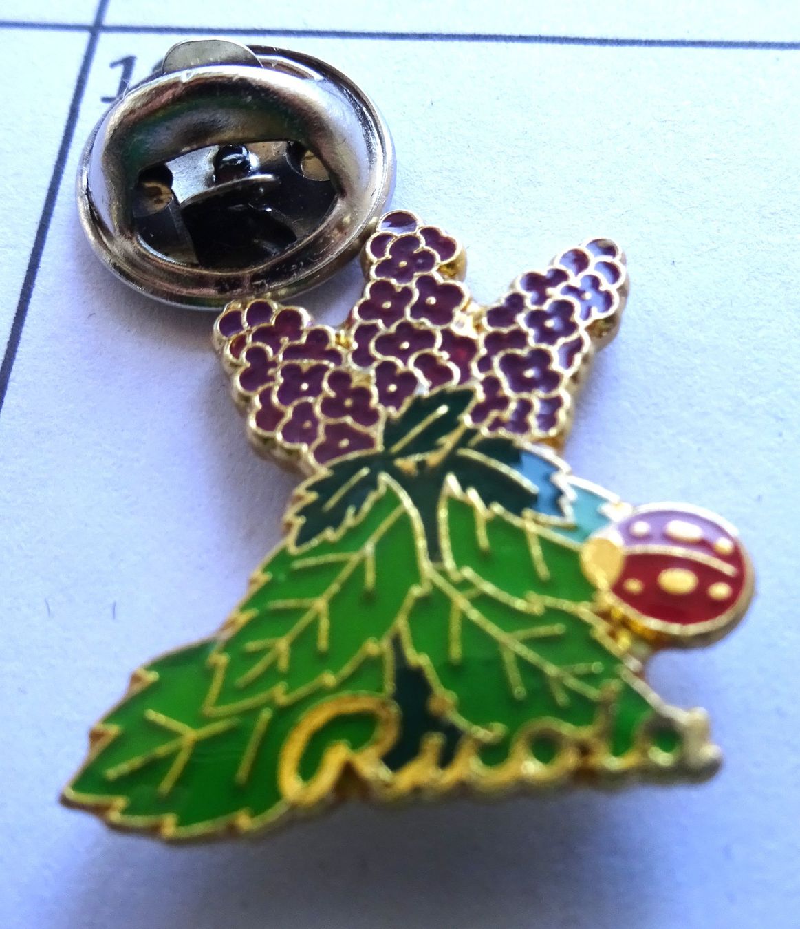 Placchette & Badge: Pin RICOLA Flieder Blumen, Marienkäfer – Usato da Utzenstorf venduto da BUtter81