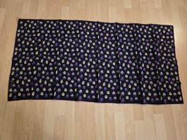 Schöner Seidenschal mit Blumenmuster, fabric frontline