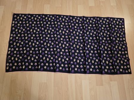 Schöner Seidenschal mit Blumenmuster, fabric frontline
