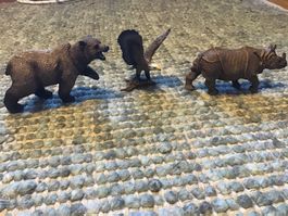 Tierfiguren Bär Adler und ein  Nashorn. Set gebraucht