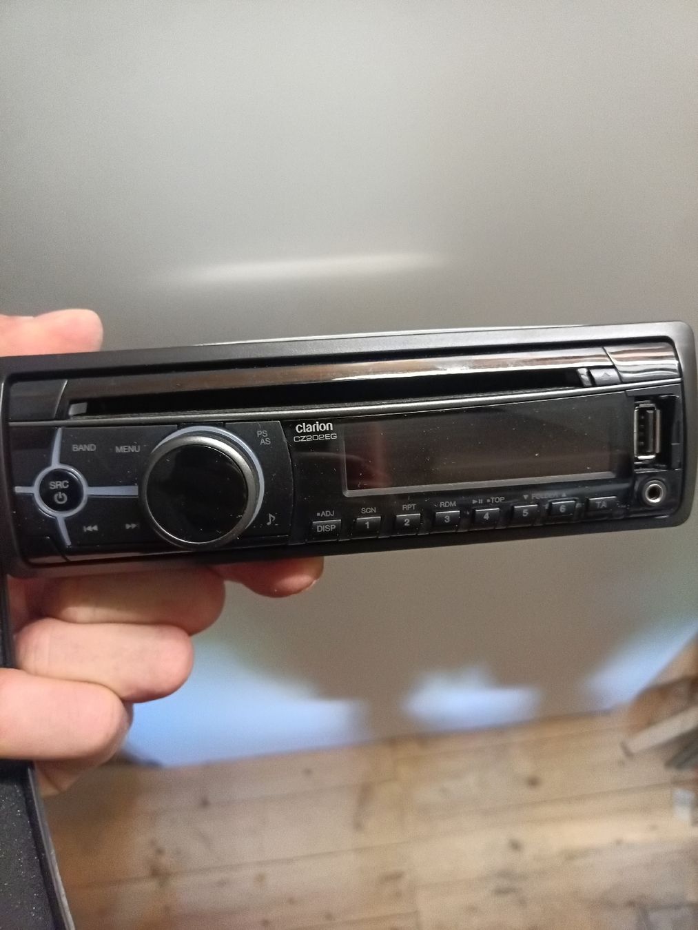 Radio: Clarion CZ202EG CD Receiver with USB and iPod/iPhone support – Nuovo (secondo la descrizione) da Wald AR venduto da germanog1 1