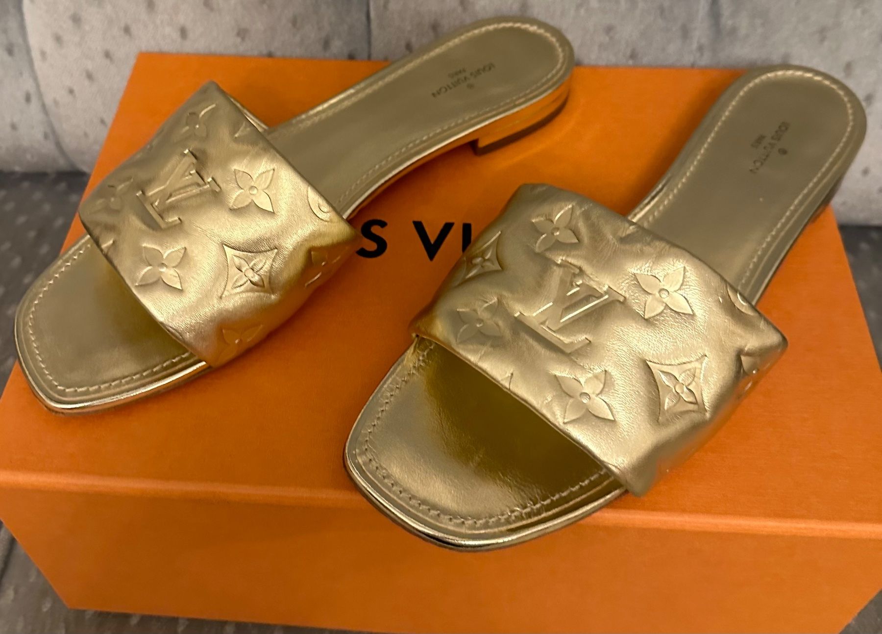 Louis Vuitton Scarpe da donna: Louis Vuitton Sandalen Gold Gr. 40 – Usato da Basel venduto da Blausara707 2