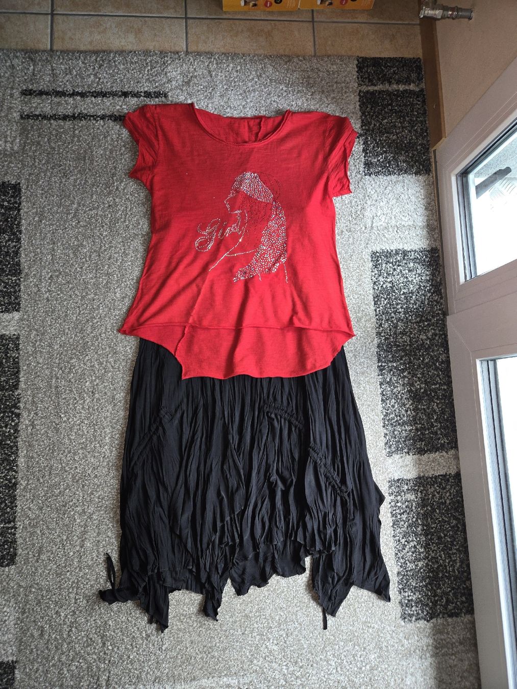 Lotti di vestiti: Ensemble jupe et t-shirt taille nº6 – Nuovo (secondo la descrizione) da Sion venduto da Oonathoo