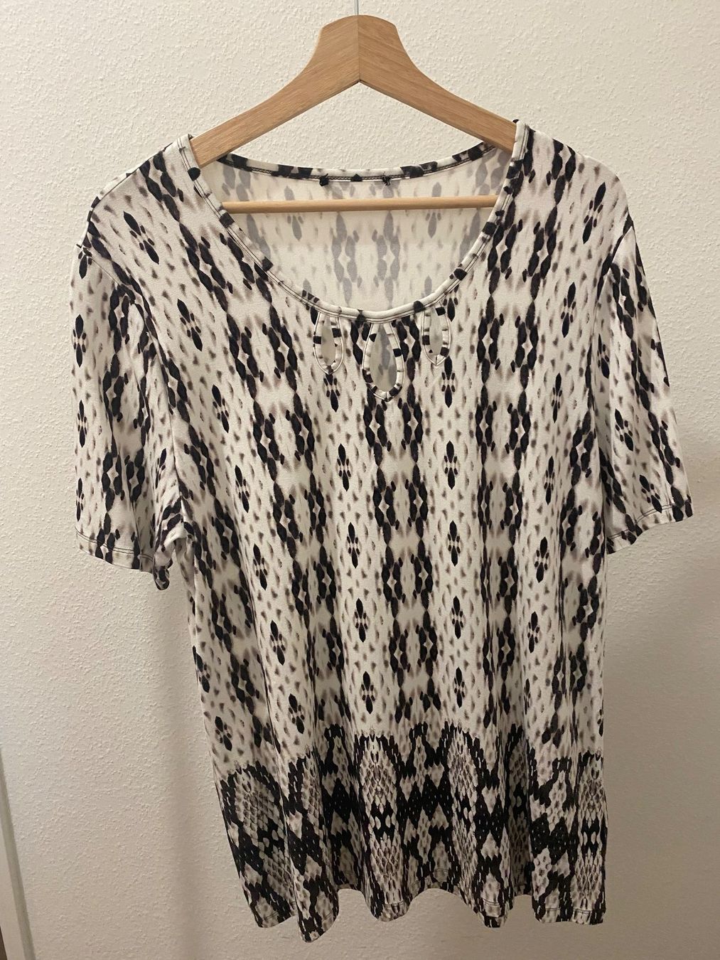T-Shirts: T-Shirt mit Muster braun / weiss Gr. 44 – Gebraucht aus Pratteln von a23_j2gs 1