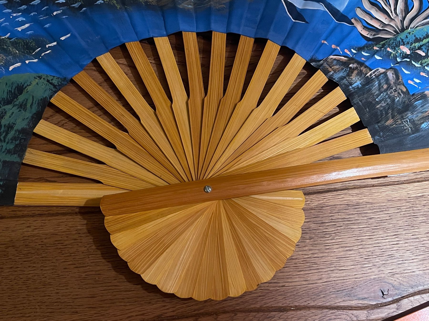 Tutte le decorazioni: Handbemalter Wunderschöner Wandfächer mit Delfin-Motiv 100cm – Usato da Zuerich venduto da Dorsi 3