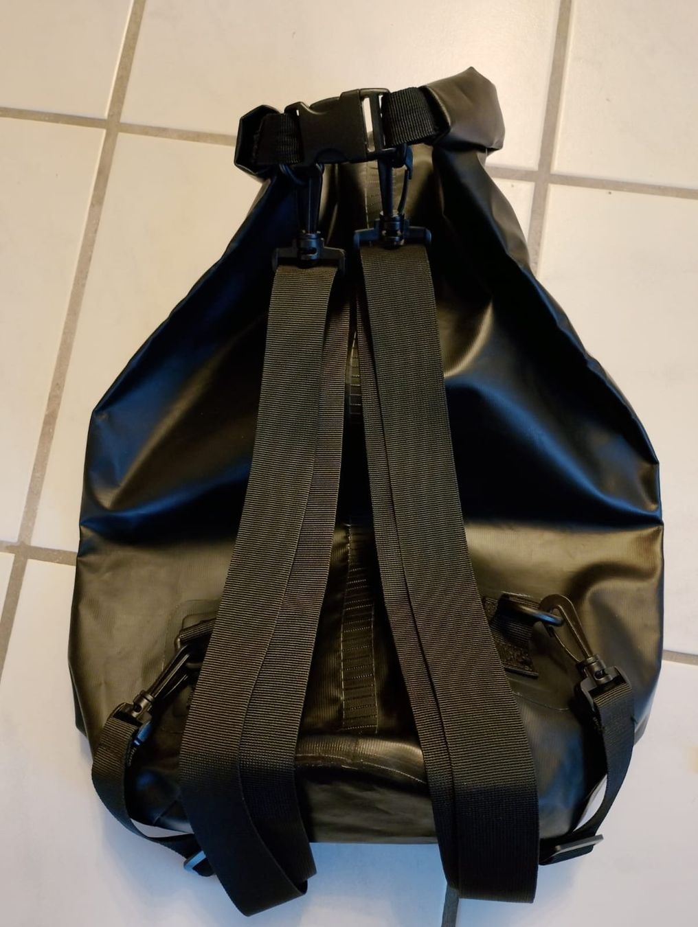 Zaini: Urban Classics - wasserfester Rucksack – Usato da Ehrendingen venduto da 2Guagua2 3