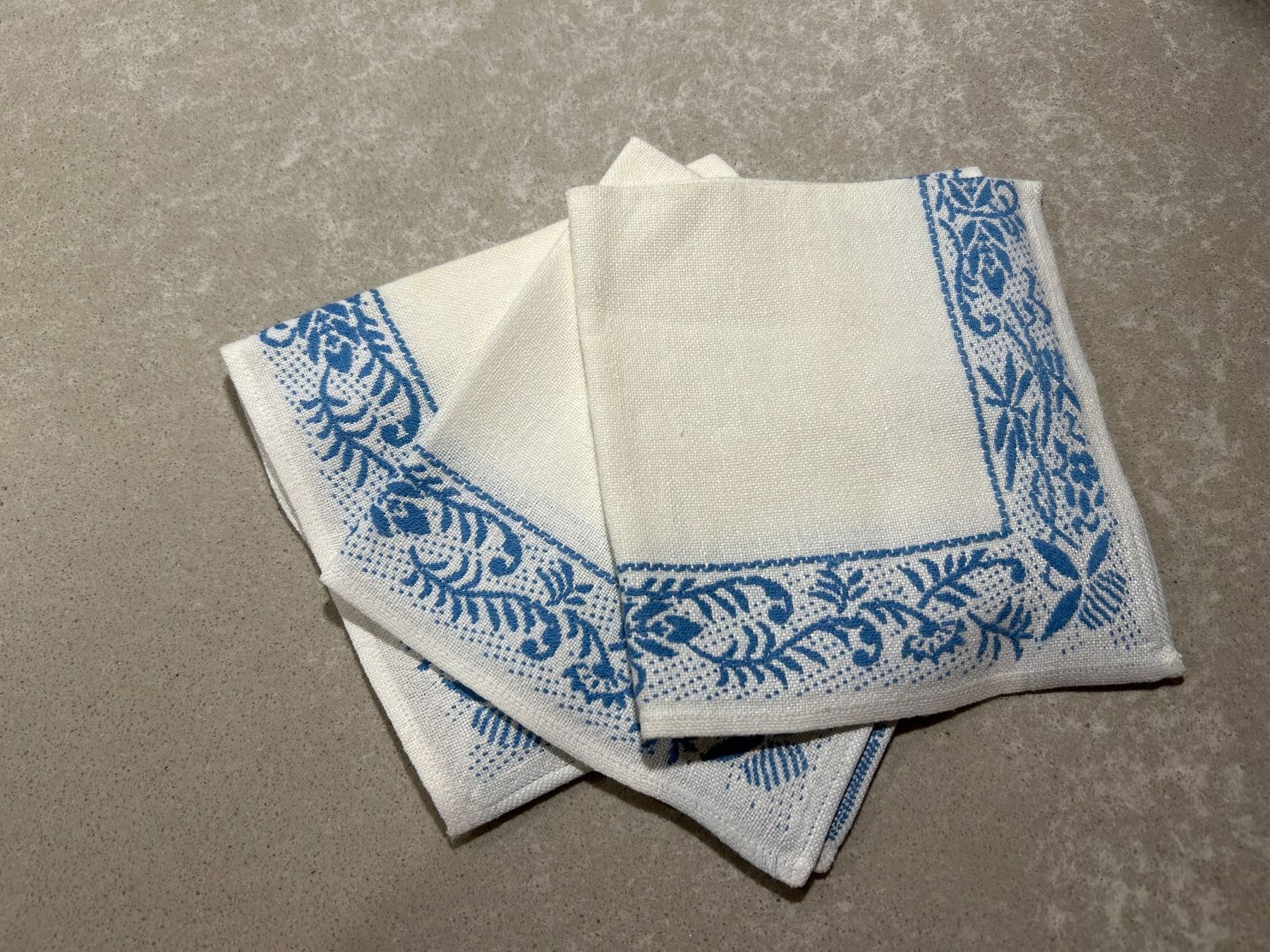 Altra biancheria da tavola: Tischdecke cremefarbig und Muster mit 3 Servietten – Usato da Brunnen venduto da Nala2929 5