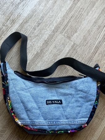 Handgemachte Bauchtasche aus recyceltem Jeansstoff