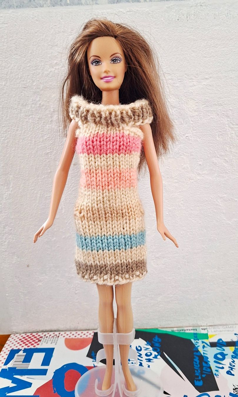 Bambole: Barbie Kleid. Neu und handgestrickt. – Nuovo e nell'imballaggio originale da Zug venduto da Areta