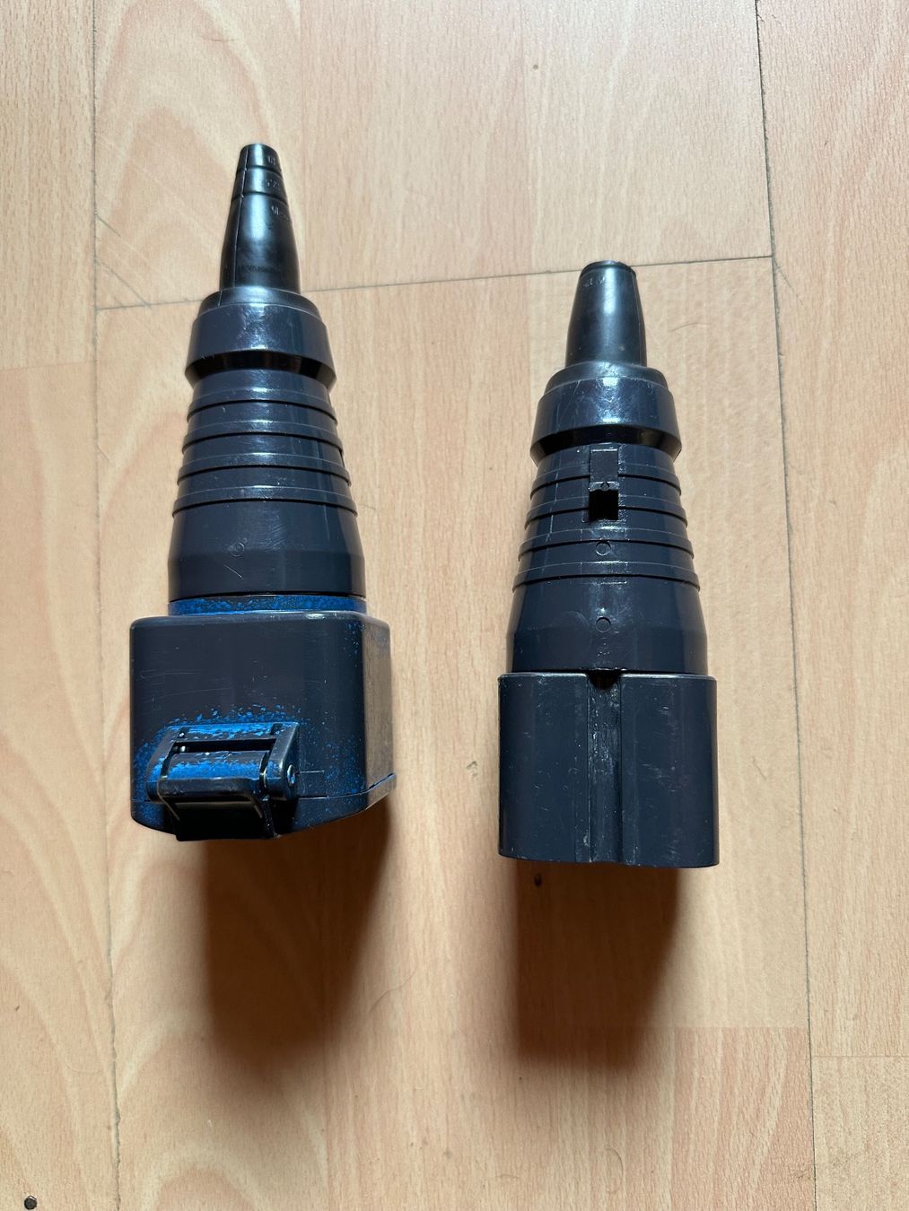 Spine: Stecker/ Kupplung J15 4 Polig – Usato da Huttwil venduto da Bolpa