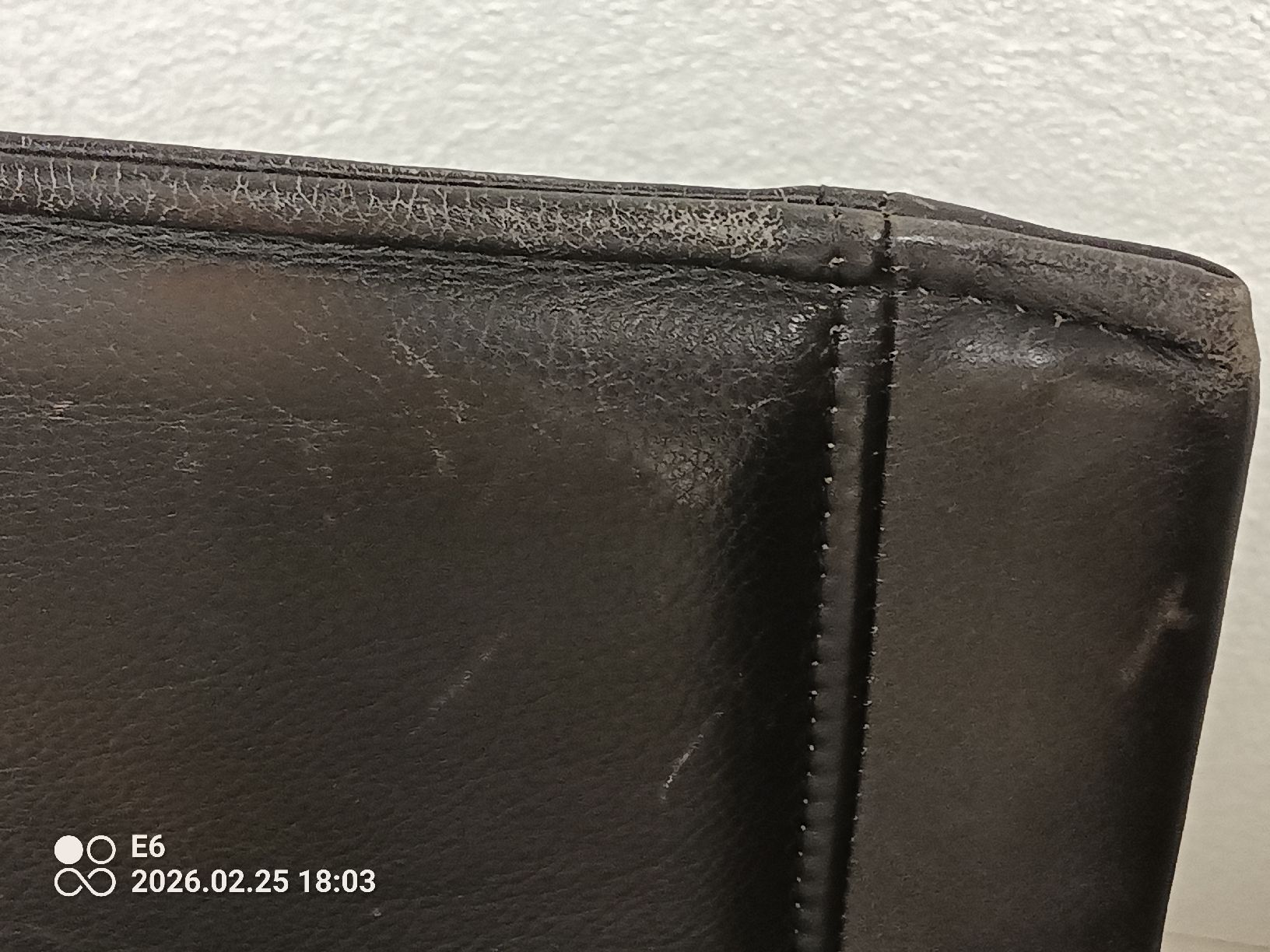 Sedie: 3 Lederstühle mit Armlehne – Usato da Zürich venduto da Mitzi6 5