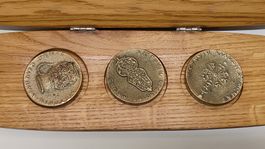 3er Set Holzschatulle mit Sammlermünzen, (L6)
