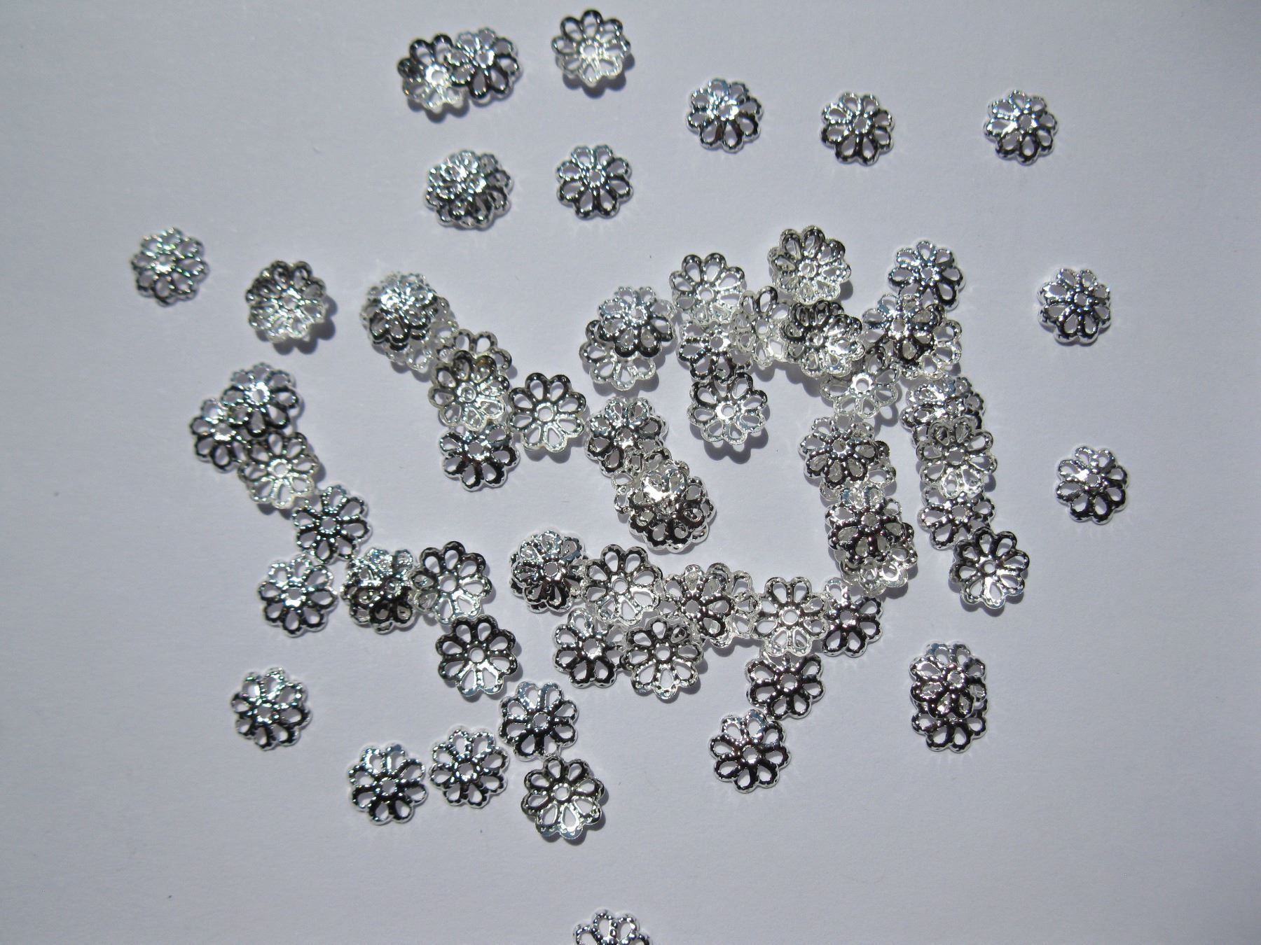 Perlen (unechte): 100 Perlenkappen filigran, versilbert, 7mm – Neu und originalverpackt aus St. Margarethen TG von LuanaKa 1