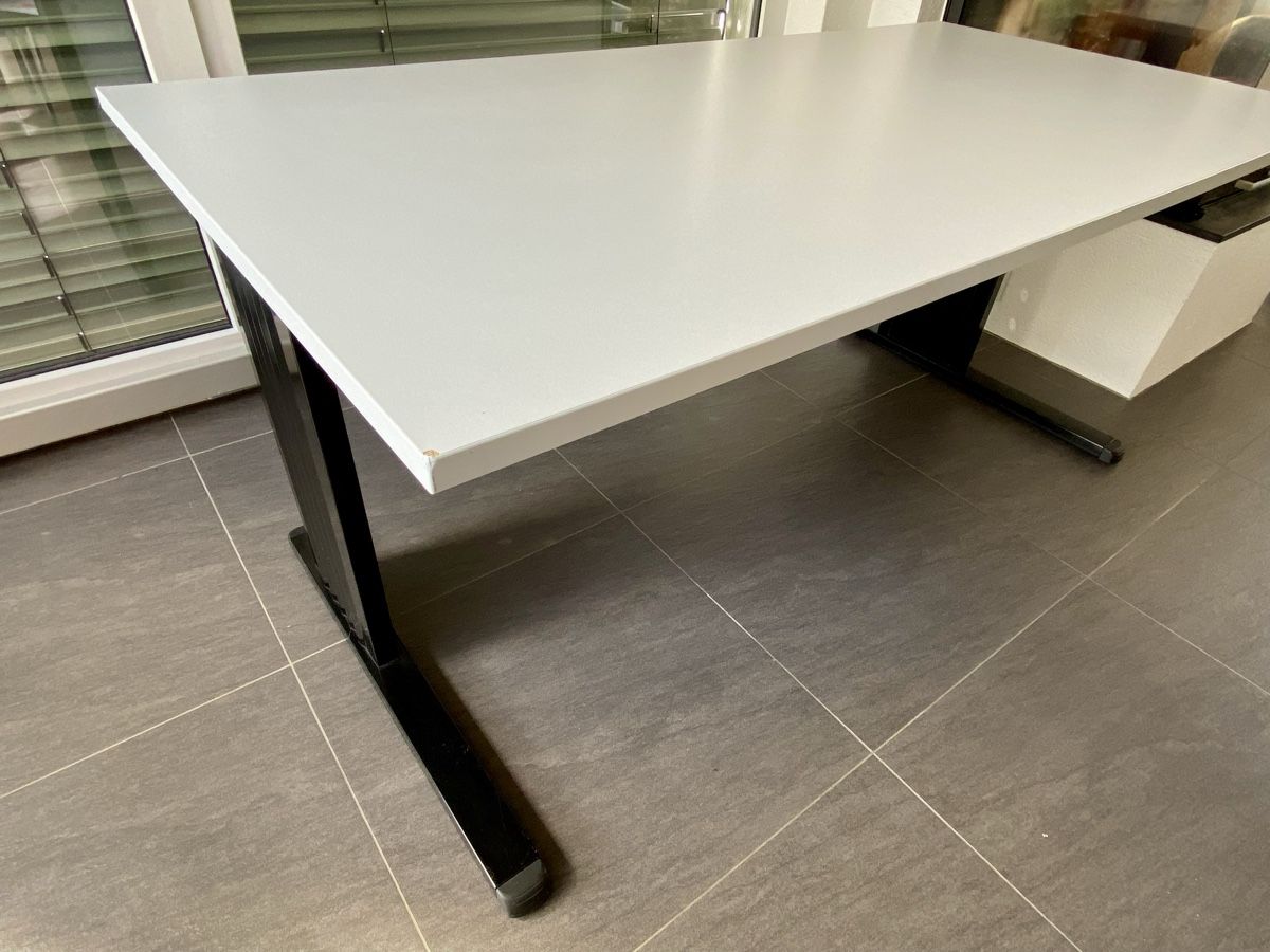 Schreibtische: Bürotisch, Arbeitstisch, gross & massiv – Gebraucht aus Murten von Defender10