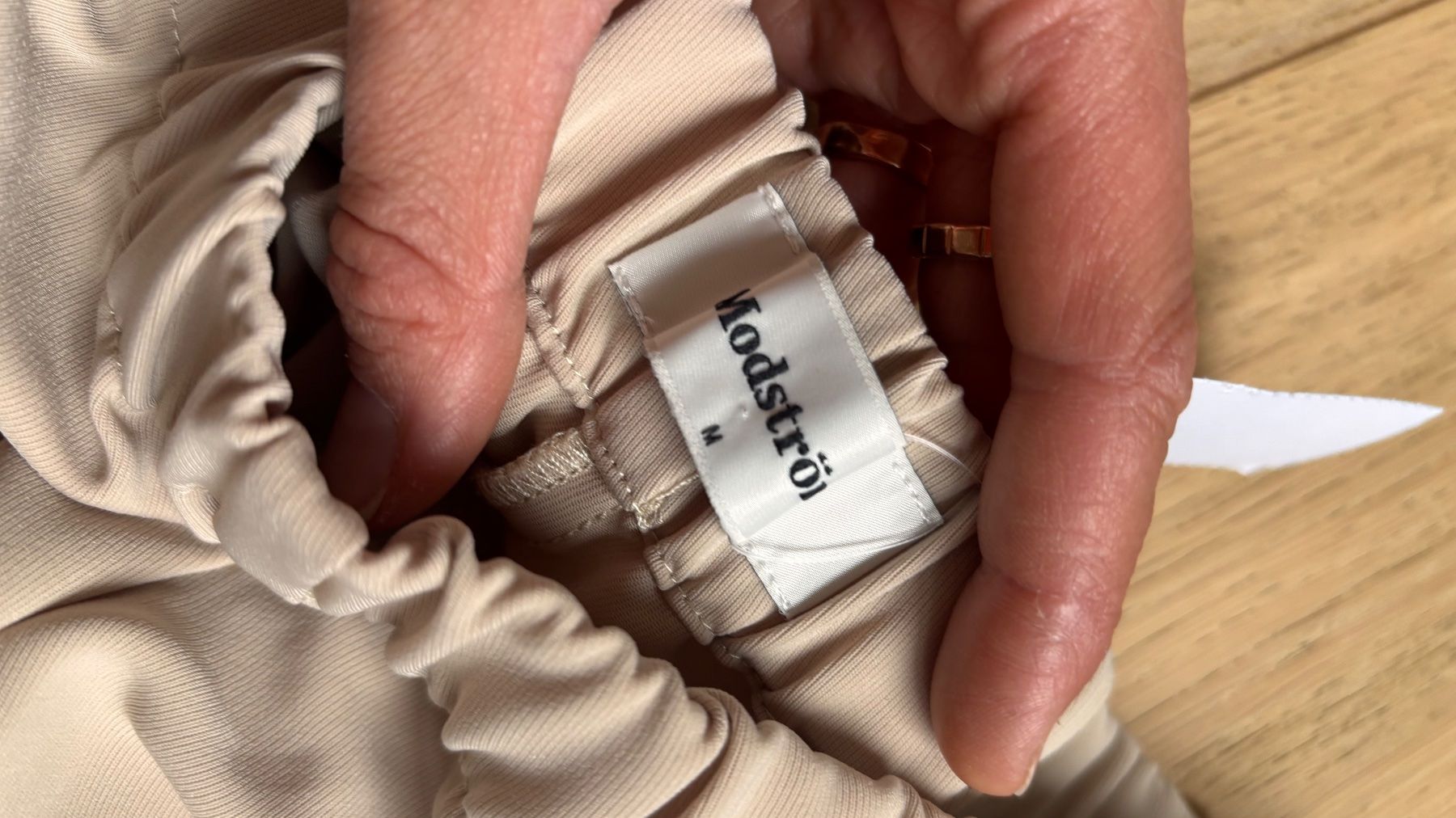 Pantalons: Stoffhose Modström beige Grösse M – D'occasion à Uitikon Waldegg par Thefateofophelia 1