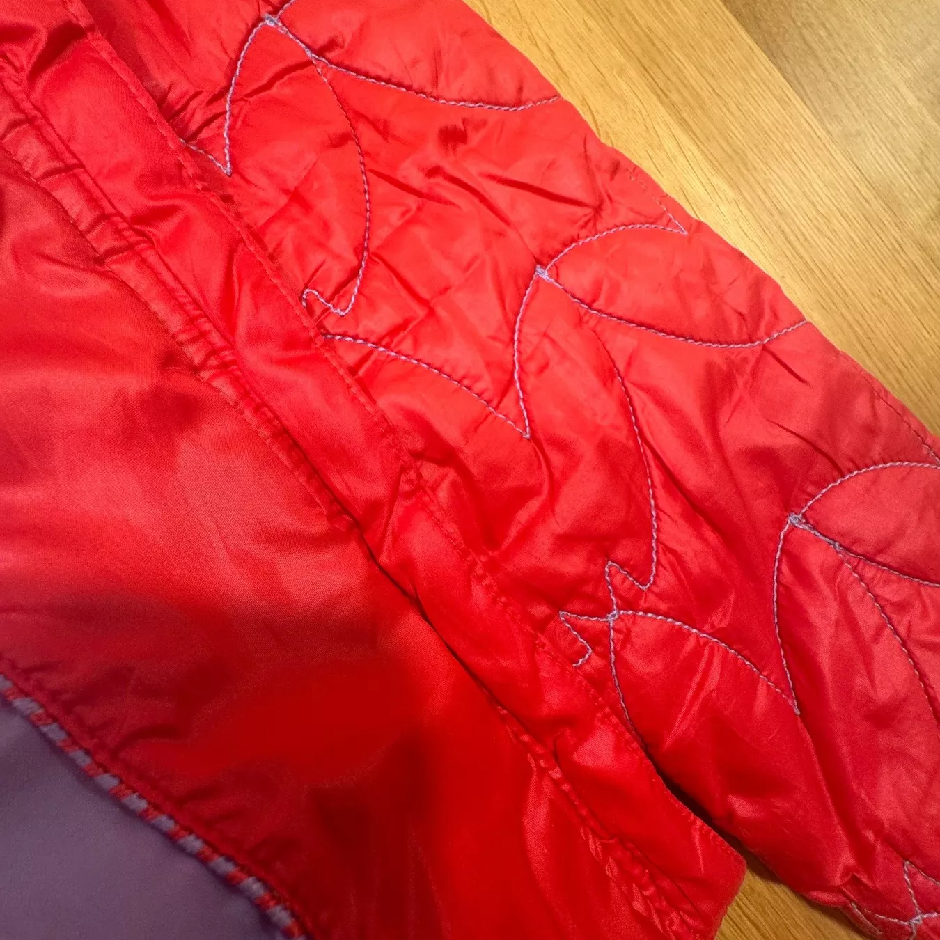 Adidas Jacken: Adidas Y2K red pattern rain jacket – Gebraucht aus St. Gallen von sourced_limited 4