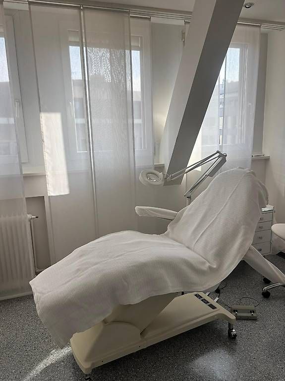 Lettini & sedie per cosmetici: Kosmetikliege elektrisch, gebraucht – Usato da St. Gallen venduto da Assja_26 1