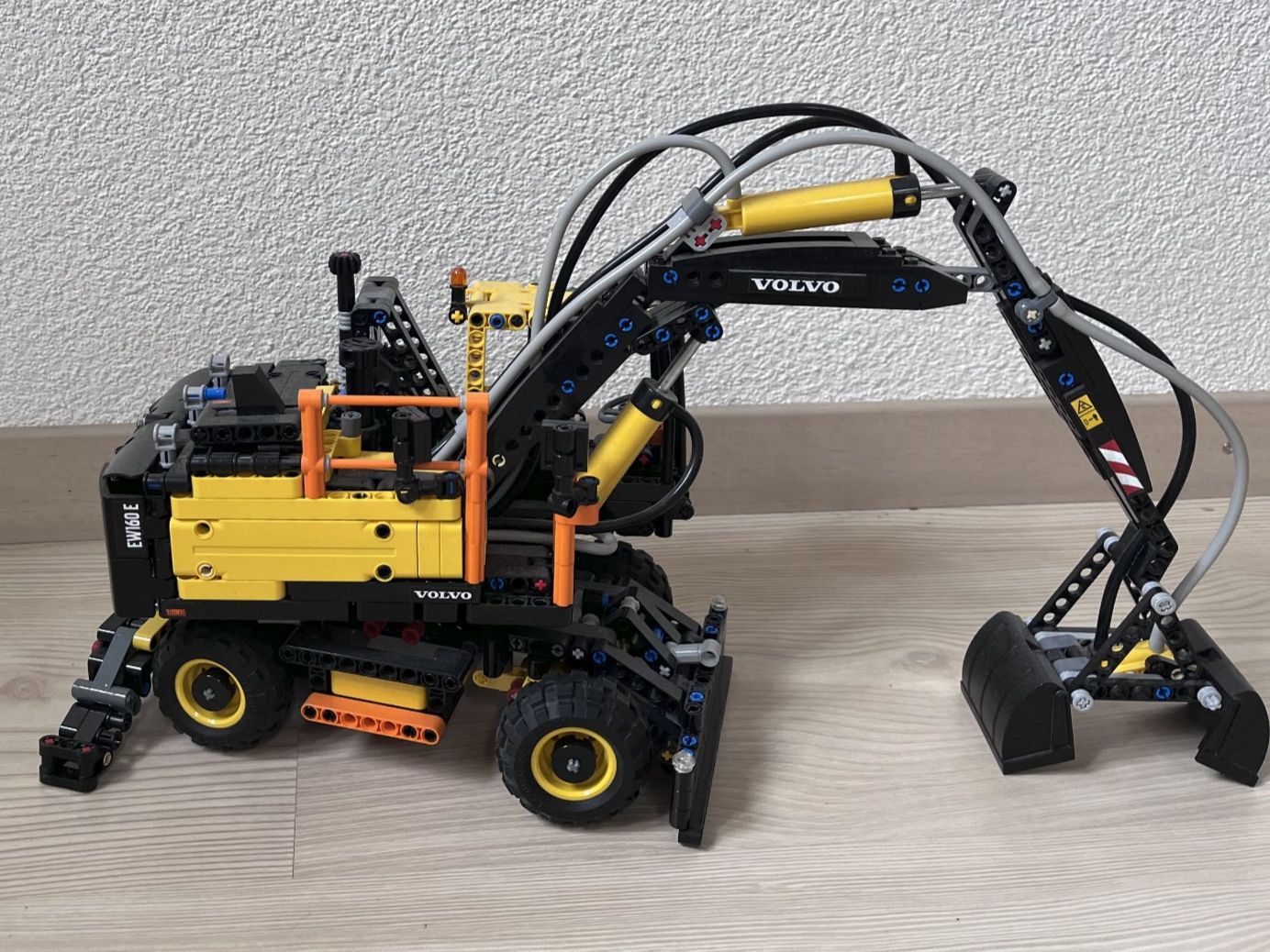 Volvo Escavatori: LEGO Technic Volvo EW160E – Nuovo (secondo la descrizione) da Erstfeld venduto da Flexi100. 1