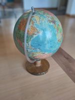 Globe terrestre vintage avec un support en bois, en bon état